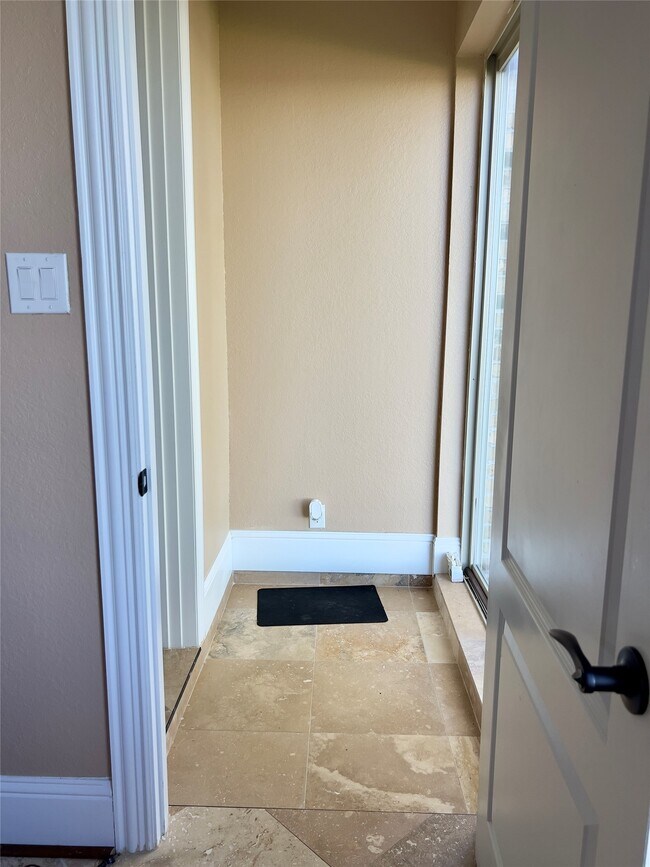 Building Photo - 2011 Crescent Dr