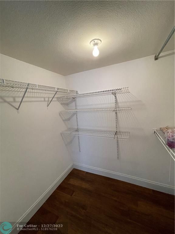 Building Photo - 2821 Somerset Dr