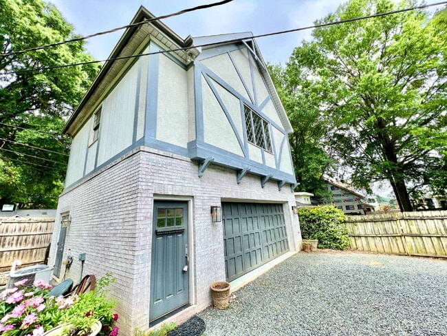 Building Photo - 1 Bed Apartment with TWO CAR GARAGE!