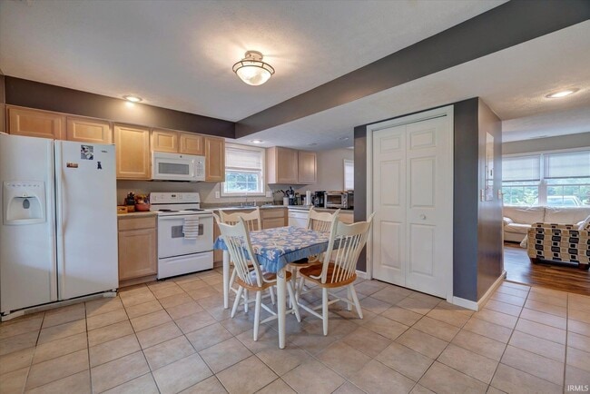 Building Photo - 1369 S Stella Dr