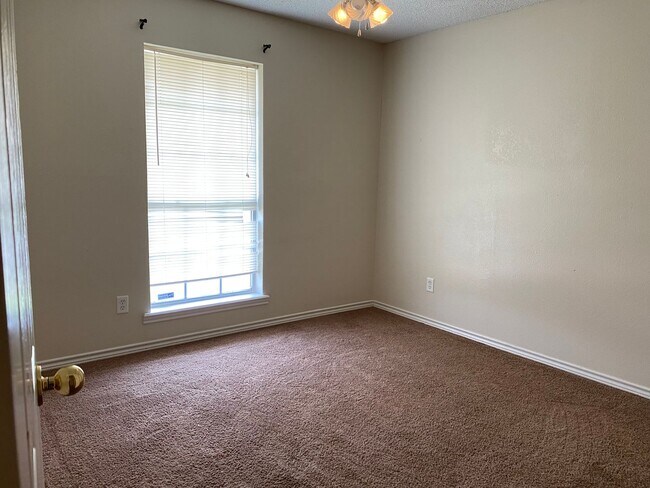 Building Photo - 3 Bed 2 Bath - close to city trail
