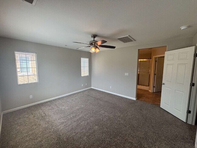 Building Photo - Spectacular 3 bed 2.5 bath home in Lincoln Crossing