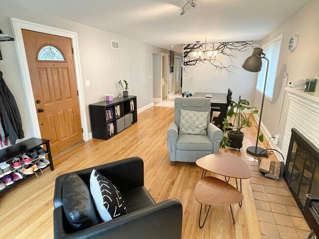 Building Photo - Elegant Three Bedroom Ravenna Home