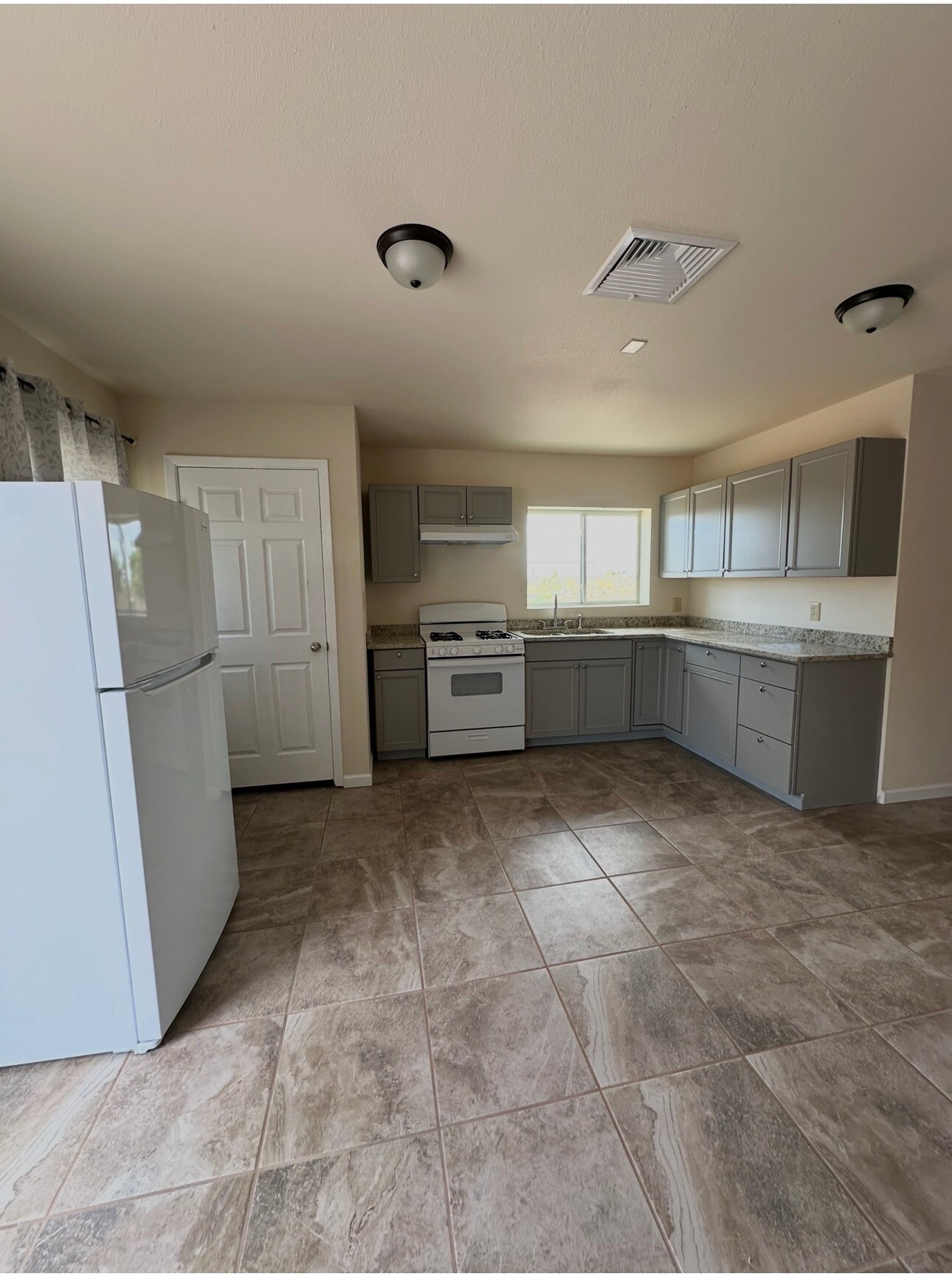 Kitchen - 301 Alamosa