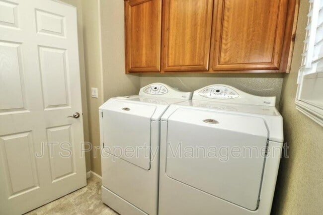 Building Photo - 217 Barnhill Dr