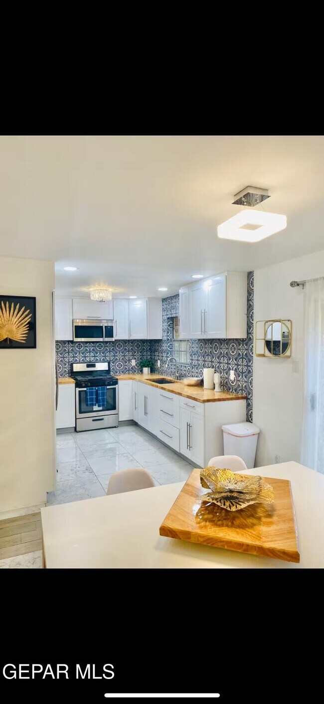 Building Photo - 350 Thunderbird Dr