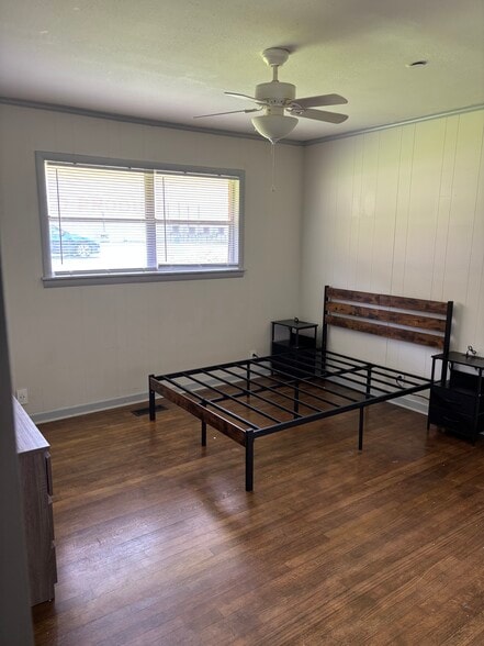 Fully furnished private bedroom near Mississippi State University. Each room includes a full-size be - 905 Louisville St