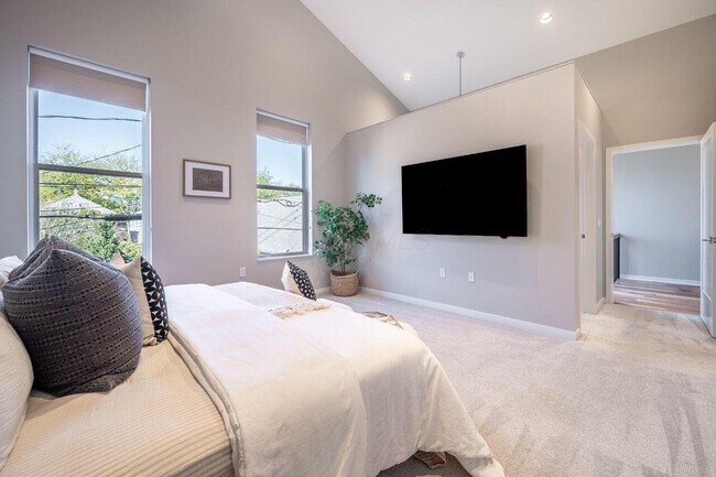 Building Photo - 598 Lathrop St