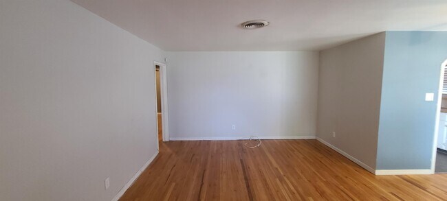 Building Photo - 2620 Truxtun Ave