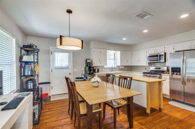 Building Photo - 9222 Livenshire Dr