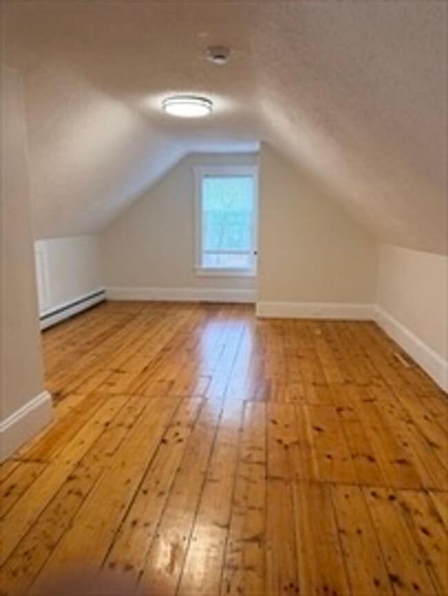 Building Photo - Recently updated 3 bed, 1 bath located in sought after North Chelmsford