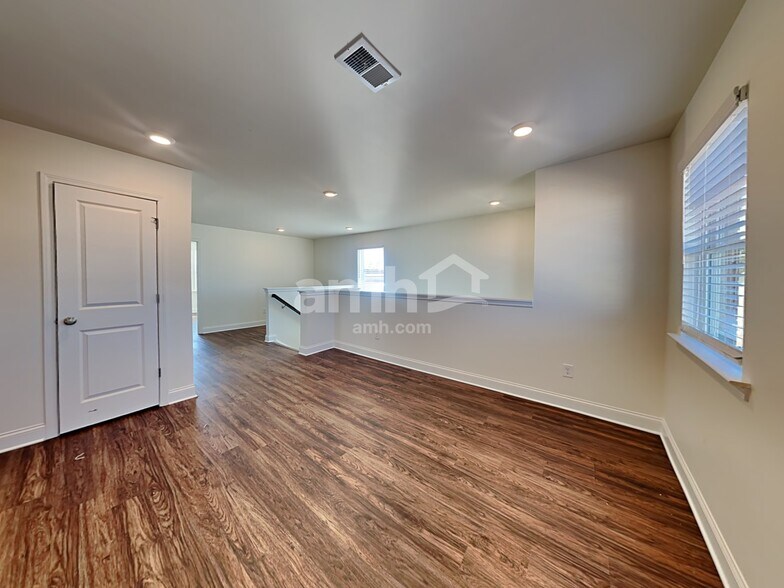 Building Photo - 534 Slew Dr