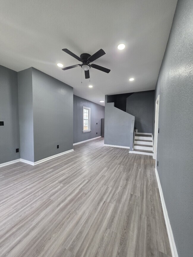 Building Photo - 307 E Pembroke Ave