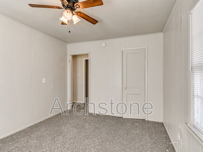 Building Photo - 527 E Boeing Dr