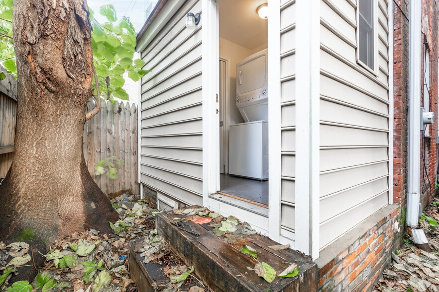 Building Photo - 1316 N Hollywood St