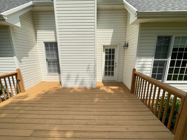 Building Photo - Wynbrooke home with large backyard, 2 car ...