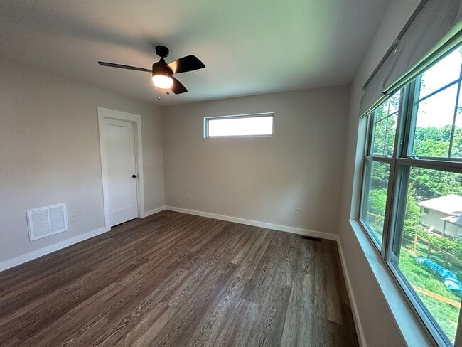 Building Photo - West AVL - 1/1 Like New Duplex