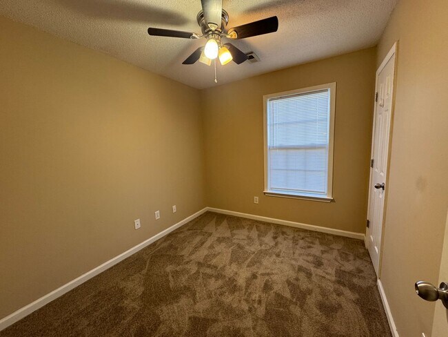 Building Photo - Cozy Single Family Home!!