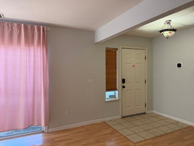 Building Photo - 315 N Cottonwood St