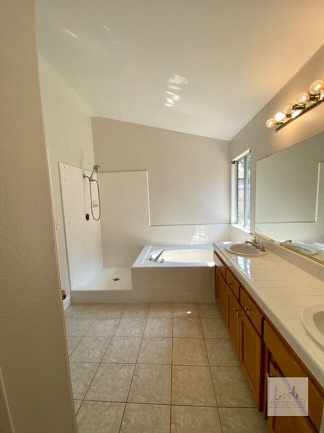 Building Photo - 1679 E La Quinta Dr