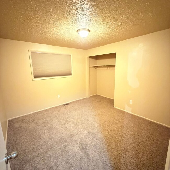 Building Photo - 906 Summit Dr