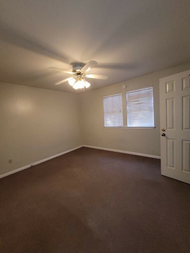 Building Photo - Orange Tree - West Campus- Beautiful 2 Bed...