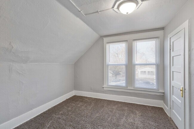 Building Photo - Don't Miss Out On This Amazing 3 bed 1 1/2...