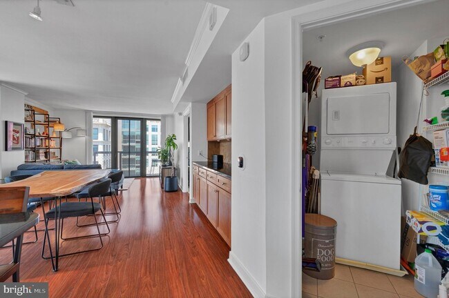 Building Photo - 616 E Street NW Unit 1118
