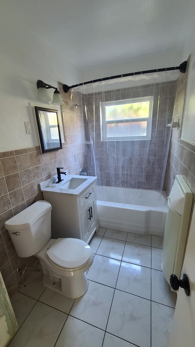 Building Photo - 1516 NE 17th Ave