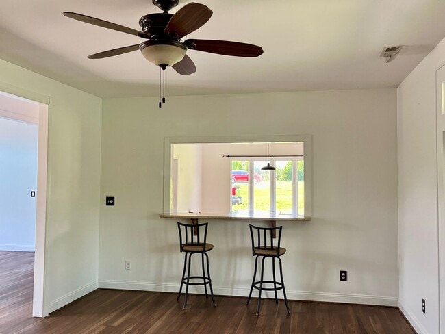 Building Photo - One Level Home in New London