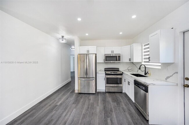 Building Photo - 1704 S Le Jeune Rd