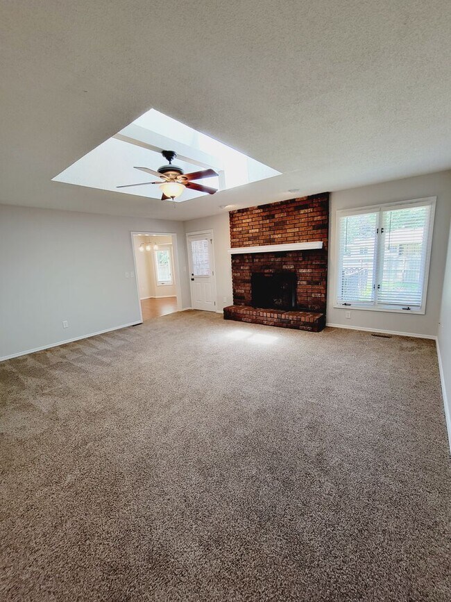 Building Photo - Primrose Market Place Area - Mission Hills Subdivision