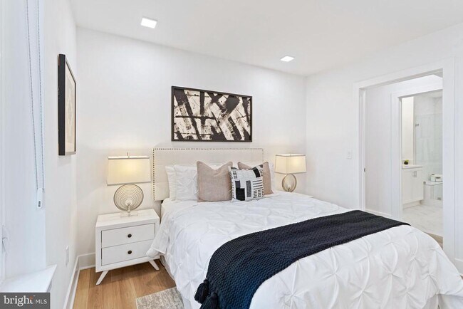 Building Photo - 701 N Henry St