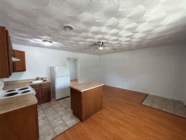 Building Photo - 211 Skyway Dr