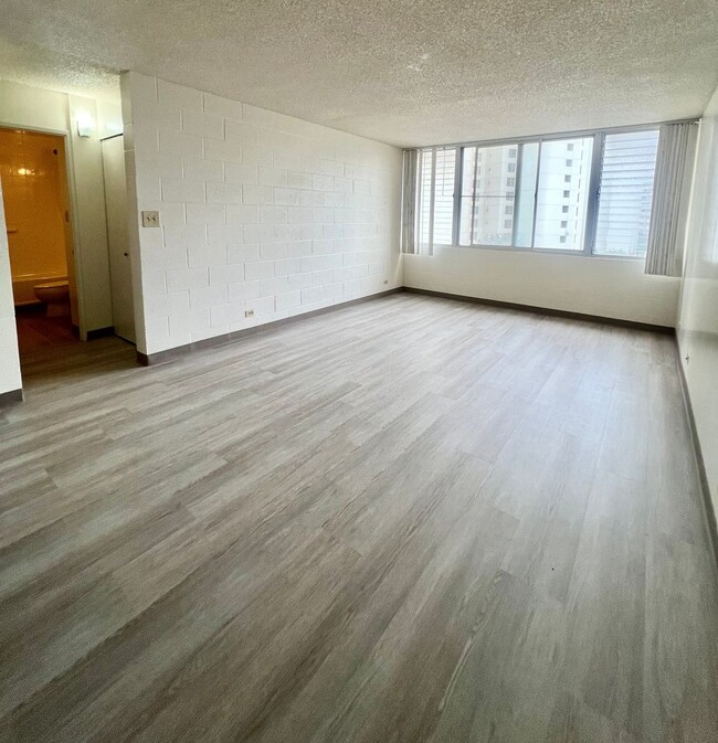 Building Photo - 1 Bedroom at Likini West* Parking * New Fl...