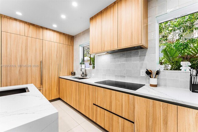 Building Photo - 6145 La Gorce Dr