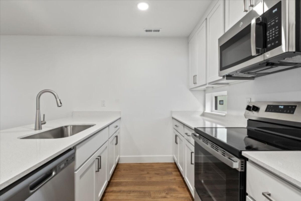 Building Photo - 1590 S 900 W