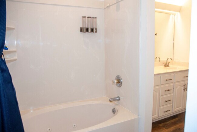 Building Photo - Luxury 3 bedroom 3.5 bath home in GATED community with BOAT SLIP!