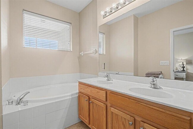 Building Photo - 2145 Park Crescent Dr