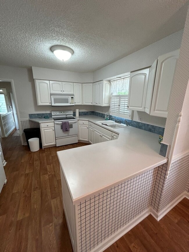 Building Photo - 302 6th Ave W