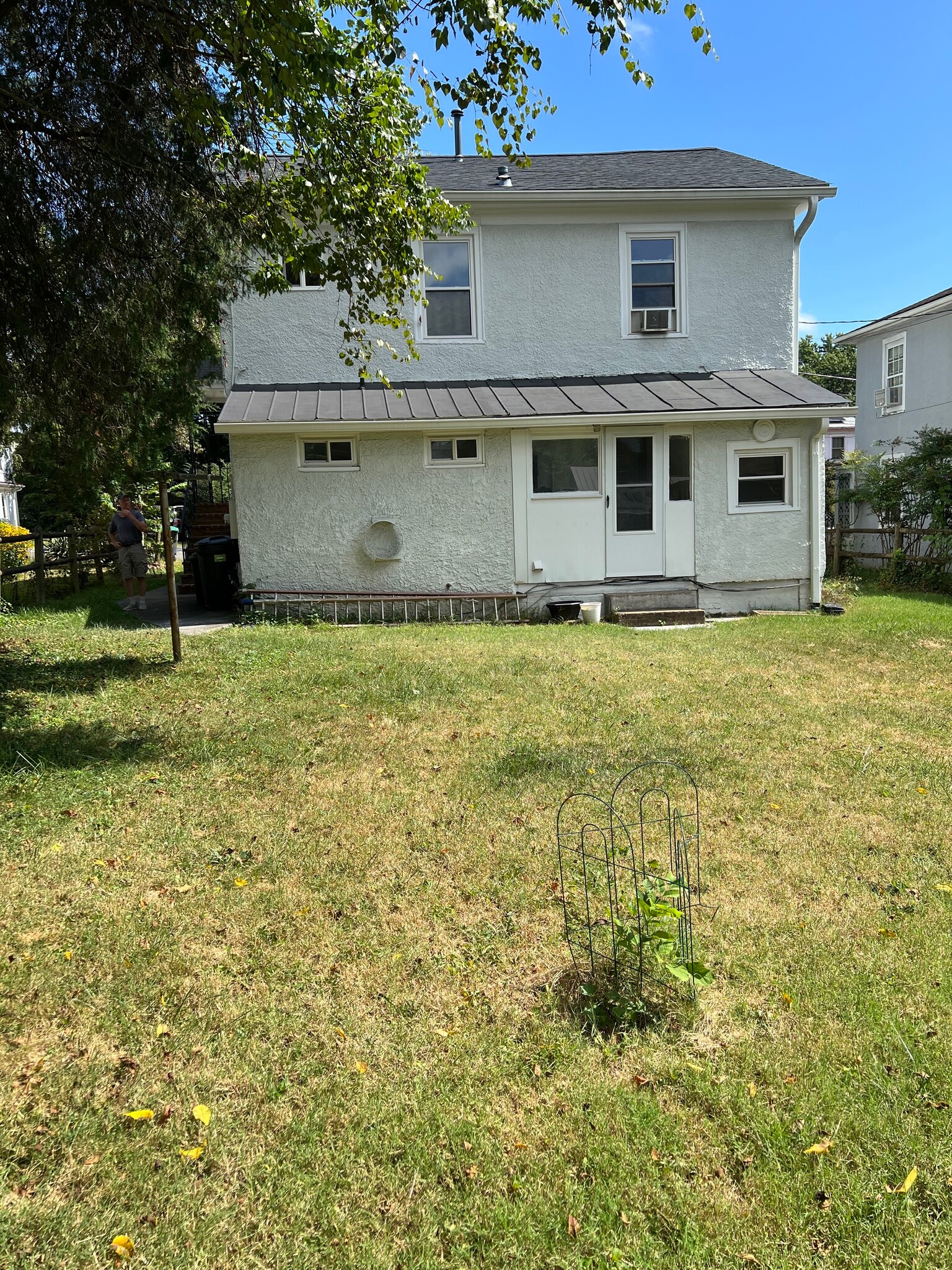 Large back yard - 704 Blenheim Ave