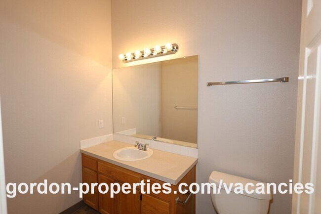 Building Photo - SUMMER SPECIAL: NE Halsey St - Gresham 2 bedroom townhouse with den/office