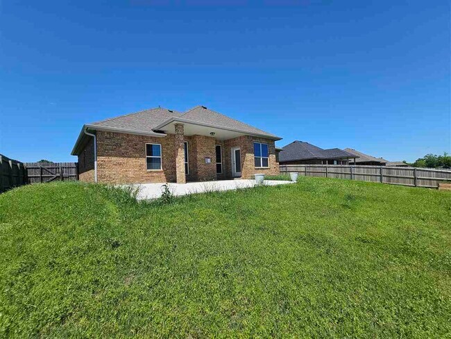 Building Photo - 6 NE Summerwood Dr