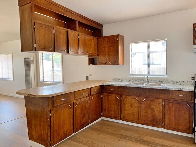 Building Photo - 3 Bedroom in Hollister