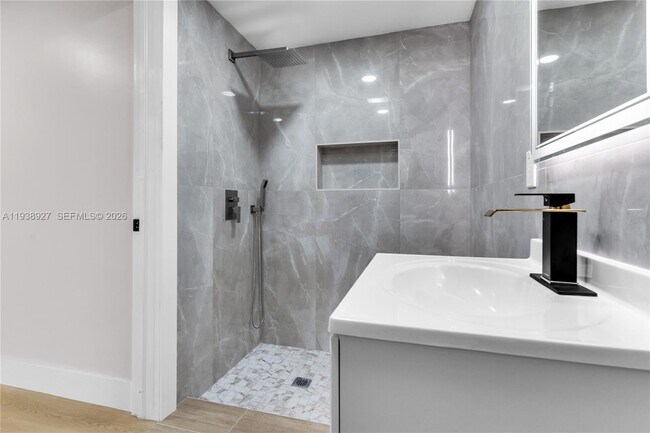 Building Photo - 559 NW 2nd St