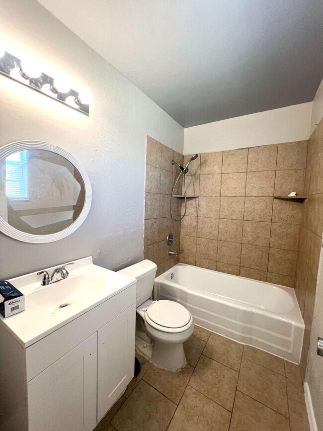 Building Photo - 1711 E 1st St