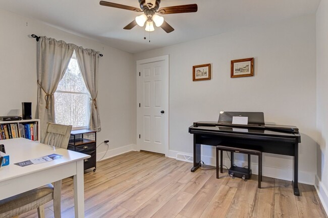 Building Photo - Fully Furnished Modern 3 bedroom Home!