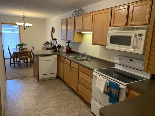 Building Photo - 551 French Ln