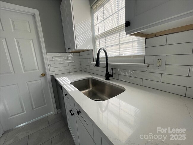Building Photo - 1755 Rosewell Dr