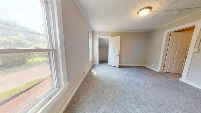 Building Photo - Huge 4 Bedroom Single Family House - almost 1500 SQ FT!